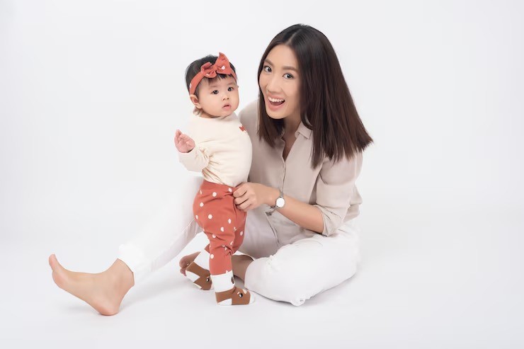 kata-kata awal anak, cara anak lancar bicara, stimulasi bicara anak, tips parenting bayi, tumbuh kembang anak, cara mengajari anak bicara, komunikasi bayi, belajar bicara sejak dini